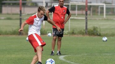De cerca. Así observa el trabajo diario el preparador físico del plantel