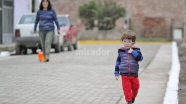 El pavimento articulado tiene como ventajas su menor costo