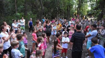 Aventuras en el bosquecito permitirá recorrer los senderos y observar las variadas especies naturales que dan vida al lugar. Gentileza: prensa Municipalidad de Rafaela.