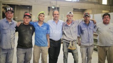 Corral visitó la fábrica donde los jóvenes trabajan. Gentileza: prensa Municipalidad de Santa Fe.