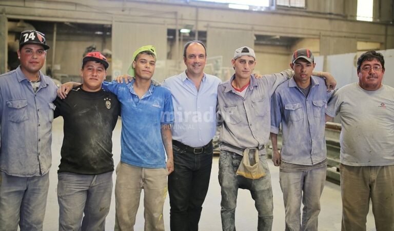 Corral visitó la fábrica donde los jóvenes trabajan. Gentileza: prensa Municipalidad de Santa Fe.