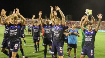 Los rojiblancos superaron al conjunto del GBA por 2-1. Manuel Fabatía.
