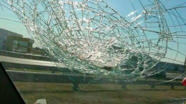 Así quedó el parabrisas de uno de los autos atacados Rosario3