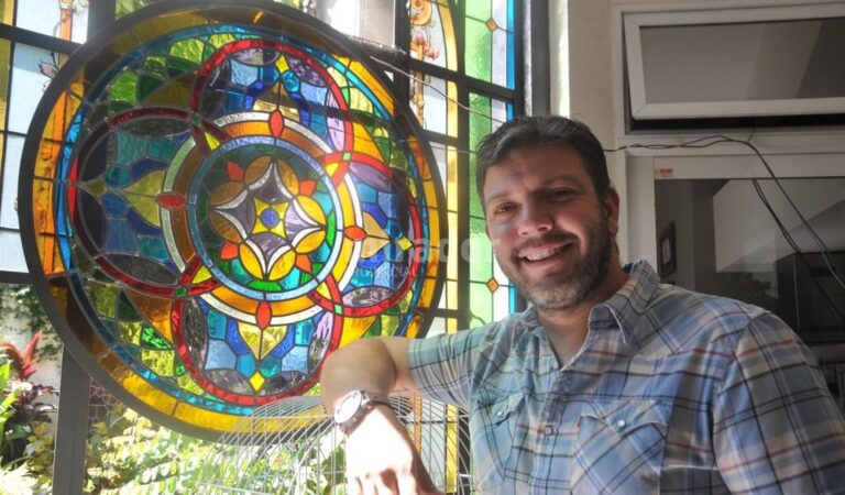 Para el restaurador las bases del trabajo son el respeto por el valor intrínseco que imprimió el autor en el vitral