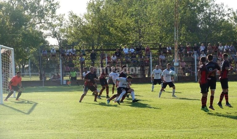 Vibrante. Los equipos de la Liga Cañadense mantuvieron un duelo de ida y vuelta