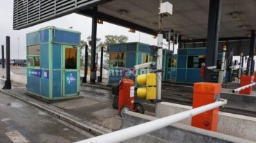 El sistema funciona mediante una oblea electrónica con un chip incorporado que se adhiere al parabrisas del vehículo. Gentileza: prensa Gobierno de Santa Fe.