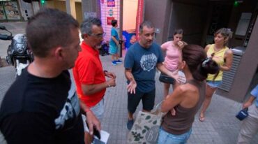 Los turistas damnificados se reunieron en la puerta de la agencia de viajes Rosario3