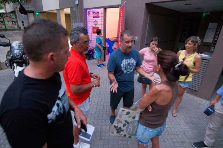 Los turistas damnificados se reunieron en la puerta de la agencia de viajes Rosario3