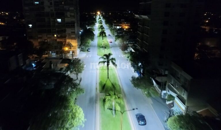 Luz blanca en el bulevar Lisandro de la Torre