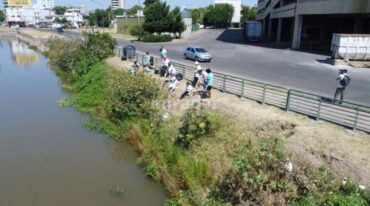 50 personas ayudaron a limpiar el arroyo que desemboca en el río Paraná. Gentileza: prensa Municipalidad de Rosario.