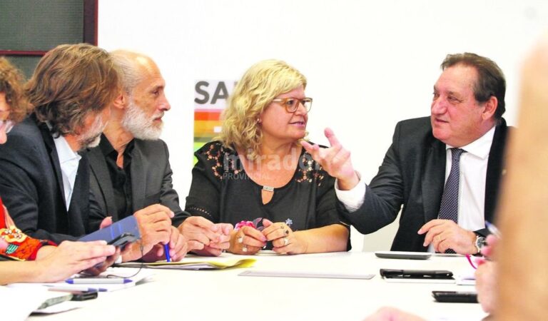 Los ministros Julio Genesini y Claudia Balagué condujeron la discusión paritaria con los gremios docentes. Mauricio Garín.