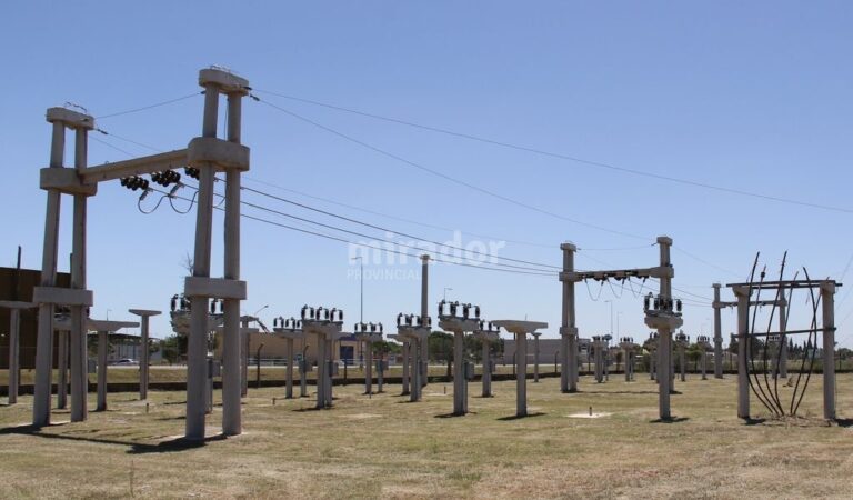 La estación transformadora está ubicada en el acceso a la localidad de San Guillermo