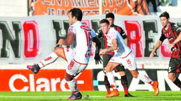 El 'as' que juega Madelón. Lucas Gamba es la gran expectativa que tienen los hinchas de Unión para que el equipo pueda volver a su cauce. El domingo se cumplirán 22 días de su doble fractura de costillas. Quiere jugar y sería titular. Mauricio Garín.