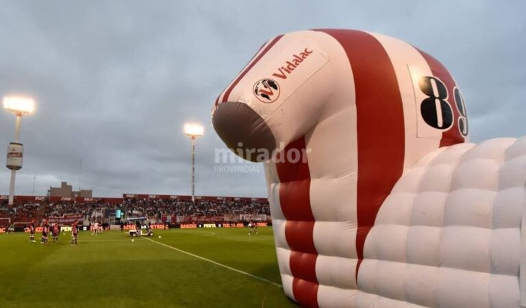 Los dos equipos saldrán juntos al campo de juego. Archivo.