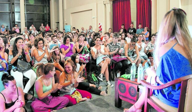 A sala llena. En el Solar de Mayo del Sadop