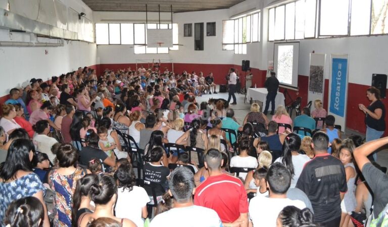 Autoridades municipales y provinciales se reunieron con los vecinos por los cambios en el barrio. Gentileza: prensa Gobierno de Santa Fe.