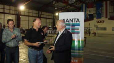 El gobernador entregó fondos para el Club Tiro Federal. Gentileza: prensa Gobierno de Santa Fe.