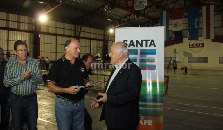 El gobernador entregó fondos para el Club Tiro Federal. Gentileza: prensa Gobierno de Santa Fe.