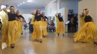 Se presentó la academia de danzas árabes Alkahirat Rakisat de la profesora Marcia Zwenger. Gentileza: prensa Municipalidad de Casilda.