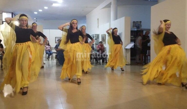 Se presentó la academia de danzas árabes Alkahirat Rakisat de la profesora Marcia Zwenger. Gentileza: prensa Municipalidad de Casilda.
