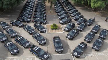 Ayer entregaron a la URI 80 patrulleros de los 400 autos nuevos que adquirió la Provincia para combatir el delito. Luis Cetraro.