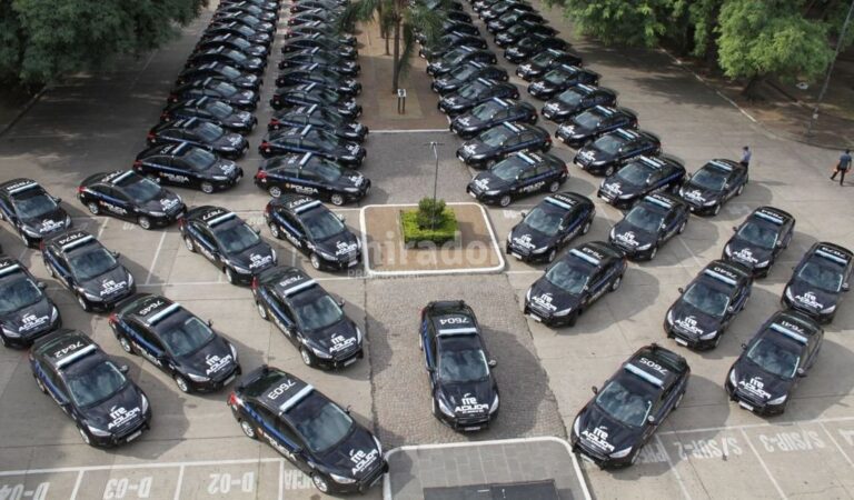 Ayer entregaron a la URI 80 patrulleros de los 400 autos nuevos que adquirió la Provincia para combatir el delito. Luis Cetraro.