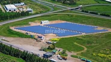 El parque fotovoltaico está ubicado cerca de la ciudad de San Lorenzo y a metros de la autopista Rosario-Santa Fe. Gentileza: prensa Gobierno de Santa Fe.