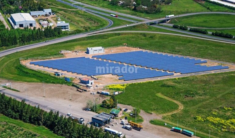 El parque fotovoltaico está ubicado cerca de la ciudad de San Lorenzo y a metros de la autopista Rosario-Santa Fe. Gentileza: prensa Gobierno de Santa Fe.