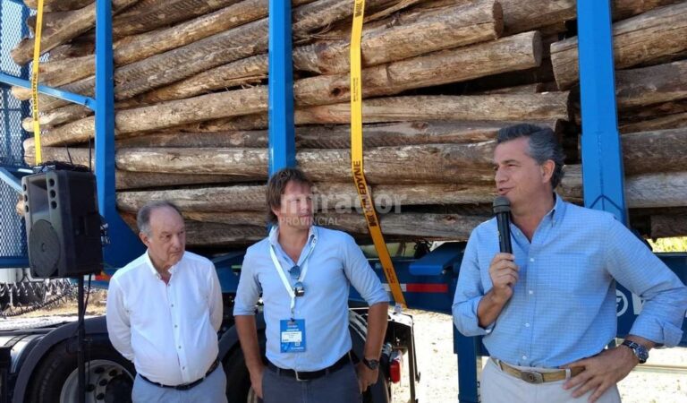 El ministro de Agroindustria de la Nación (derecha)