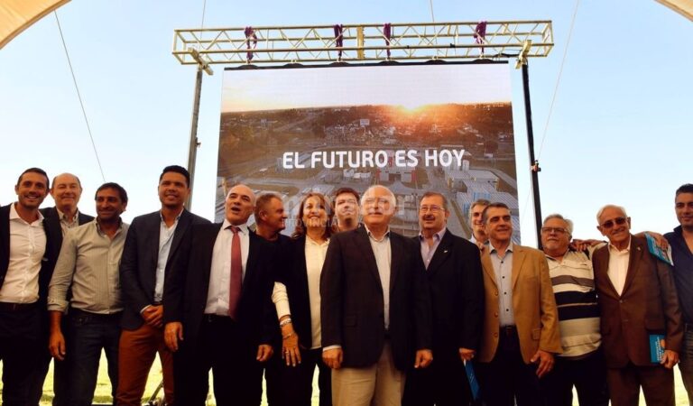 Lifschitz y funcionarios públicos de distintas localidades asistieron al acto. Gentileza: prensa Gobierno de Santa Fe.