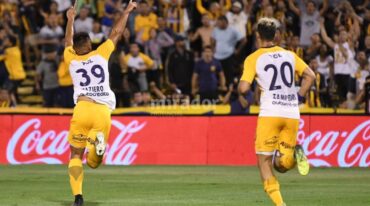 Agustín Maziero (izquierda) festeja uno de sus goles en la noche del viernes. Gentileza: prensa Rosario Central.