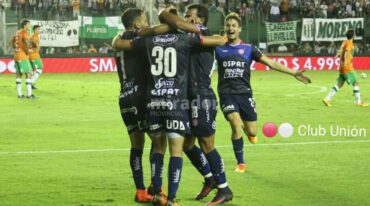 Mauro Pittón (30) es abrazado por sus compañeros tras su gol. Gentileza: prensa club Unión.