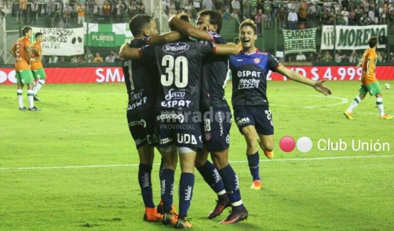Mauro Pittón (30) es abrazado por sus compañeros tras su gol. Gentileza: prensa club Unión.