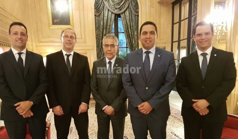 De izquierda a derecha