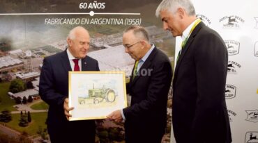 El gobernador recibió un cuadro de regalo de la firma de origen estadounidense. Gentileza: prensa Gobierno de Santa Fe.
