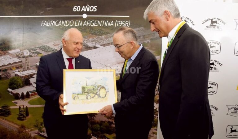 El gobernador recibió un cuadro de regalo de la firma de origen estadounidense. Gentileza: prensa Gobierno de Santa Fe.