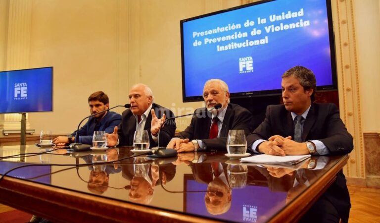 La unidad será para coordinar los procesos de capacitación y concientización a aspirantes e integrantes de las fuerzas de seguridad provincial. Gentileza: prensa Gobierno de Santa Fe.