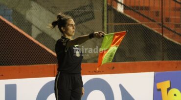 Orgullo santafesino. Nadya Chiariotti se viste de Primera para dirigir