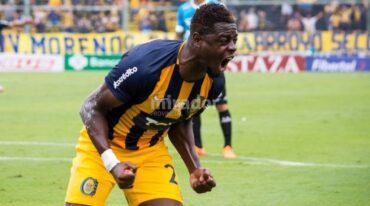 Oscar Cabezas festeja su gol