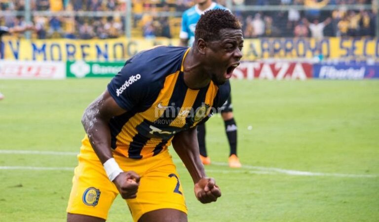 Oscar Cabezas festeja su gol