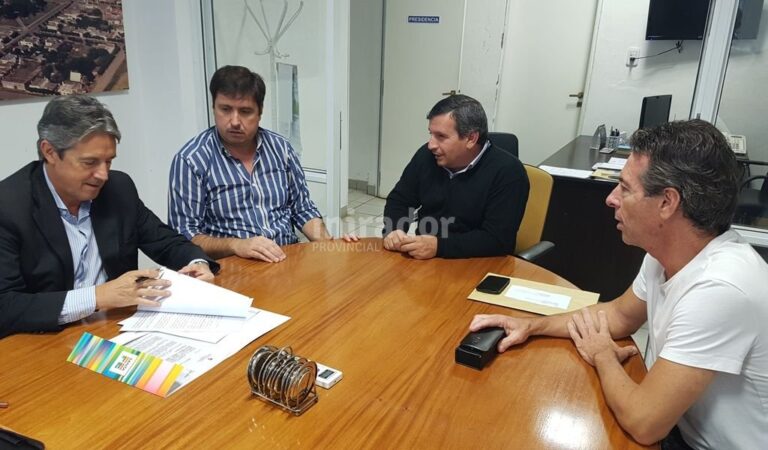 El ministro Garibay (izquierda) firmó el acuerdo. Gentileza: prensa Gobierno de Santa Fe.
