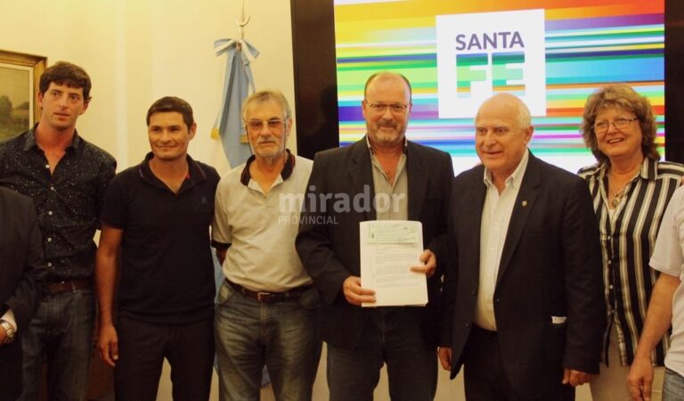 El gobernador firmó los acuerdos con los gobiernos locales. Gentileza: prensa Gobierno de Santa Fe.