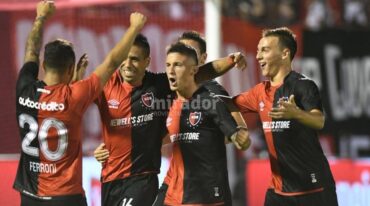 Los jugadores rojinegros celebran el gol de Víctor Figueroa