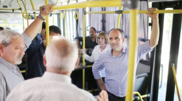 Corral se subió a una de las unidades nuevas de la 18. Gentileza: prensa Municipalidad de Santa Fe.