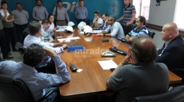 Una de las tantas reuniones mantenidas con funcionarios provinciales durante las últimas semanas en la planta de San Lorenzo. Son unos 100 trabajadores los que adhirieron a la posibilidad de crear una cooperativa. Archivo.