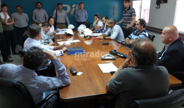 Una de las tantas reuniones mantenidas con funcionarios provinciales durante las últimas semanas en la planta de San Lorenzo. Son unos 100 trabajadores los que adhirieron a la posibilidad de crear una cooperativa. Archivo.