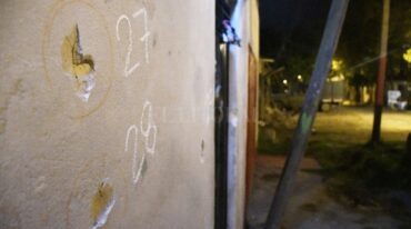 Los numerosos y pesados proyectiles de grueso calibre disparados por los asesinos dejaron sus marcas en las fachadas de las viviendas del barrio. Marcelo Manera