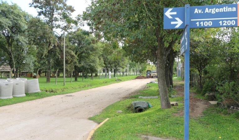 Las obras incluyen la construcción del cordón cuneta y del pavimento. Gentileza: prensa Municipalidad de Esperanza.
