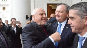 El gobernador recibido en la explanada de Legislatura por los jefes de bloque del Senado: Michlig