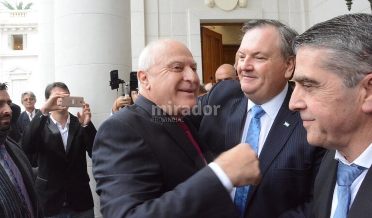 El gobernador recibido en la explanada de Legislatura por los jefes de bloque del Senado: Michlig